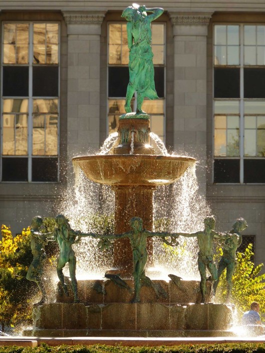 Gepflegte Brunnen und Wasserspiele in der Indianapolis Mall, ähnlich wie in der Hauptstadt Washington