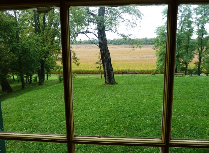 Blick durch das Fenster auf die Landschaft von Conner Prairie, einem Living History Museum mit Lenape Indianern und weißen Siedlern