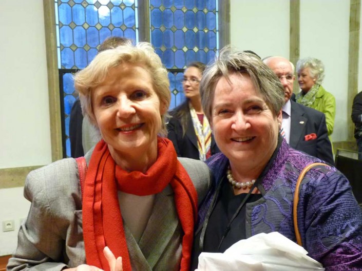 Herzlich verbunden: die beiden Leiterinnen der Stadtbibliothek bzw. der Central Library