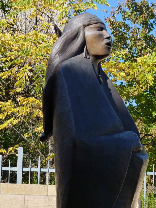 Morning Prayer von Alan Houser im Garten des Eiteljorg Museum