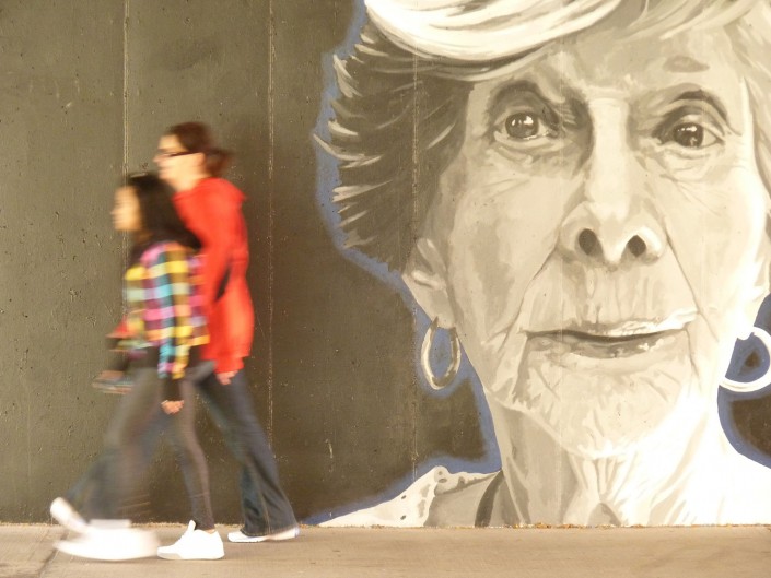 Street Art „Connections“ von Augustina Drove. Eine ganze Sammlung von Wandgemälden gibt es unter den Brücken am Canal