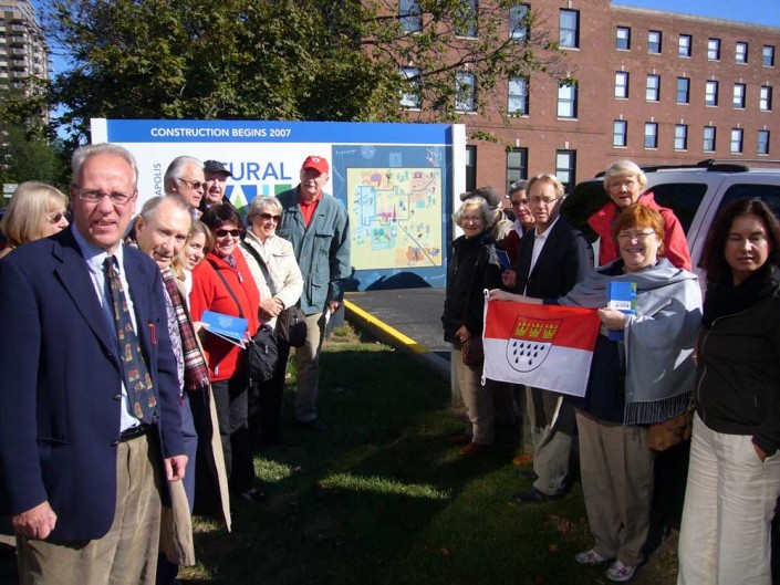 Hon. Konsul Sven Schumacher führt uns über den Cultural Trail 2008. Alice Gneipelt und Gerhild Rathke halten die Kölner Fahne hoch
