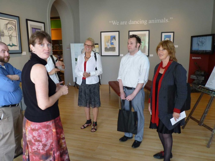 Führung durch die Vonnegut Memorial Library für Claudia Burger und Angela Spizig