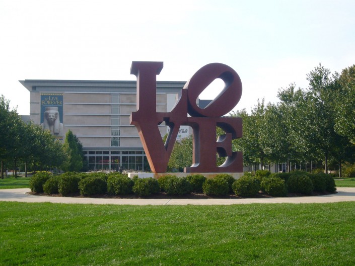 Das Original von Robert Indiana’s LOVE-Skulptur steht im Park des Indianapolis Museum of Art.