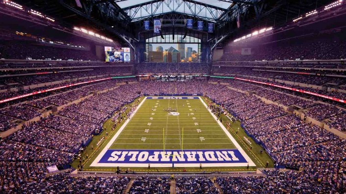 Lucas-Oil-Stadium: Das „Schiebedach“-Stadion bietet bis zu 70.000 Zuschauern Platz… und einen Durchblick zur nahen Innenstadt (c. visitindy) Lucas Oil Stadium
